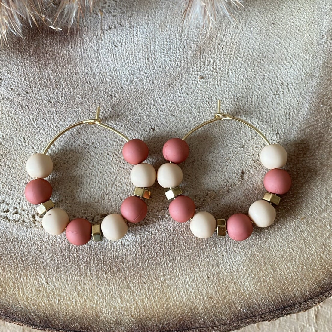 Boucles d'oreilles perles rondes mat