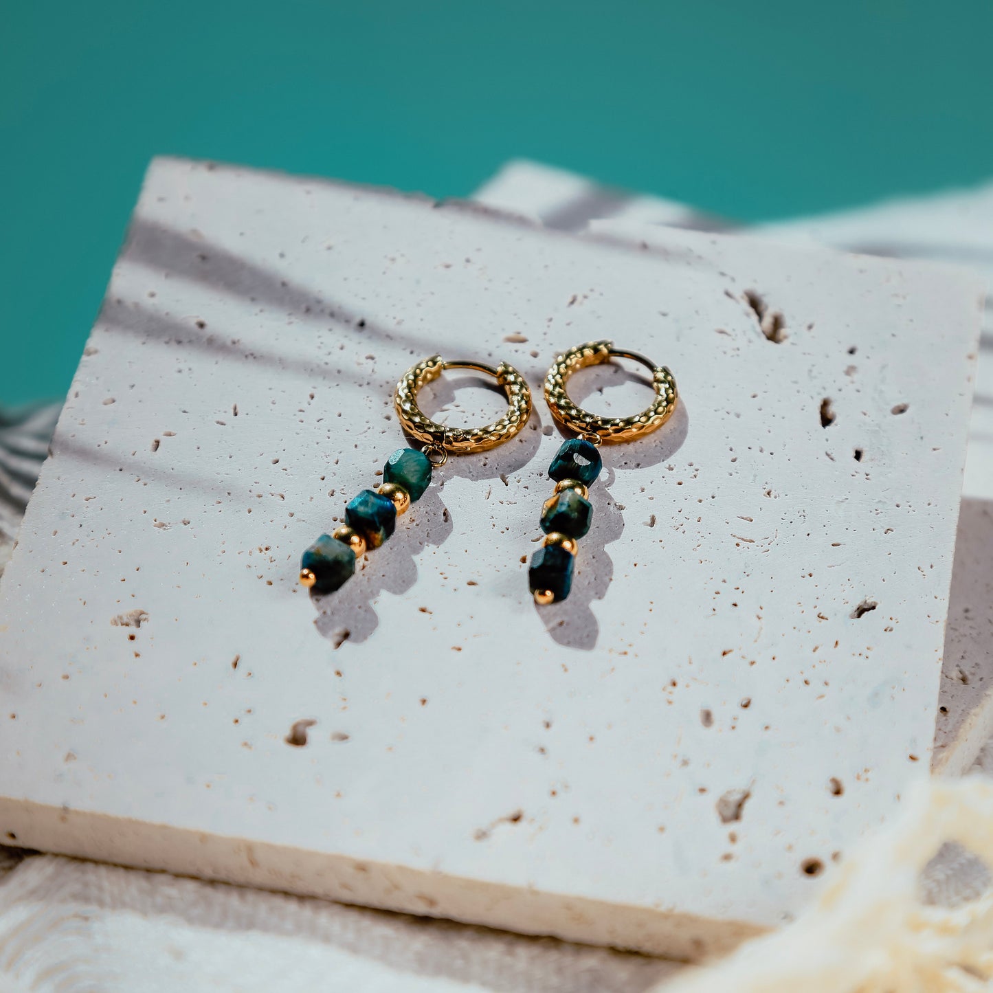 Boucles d'oreilles cube bleu coloré