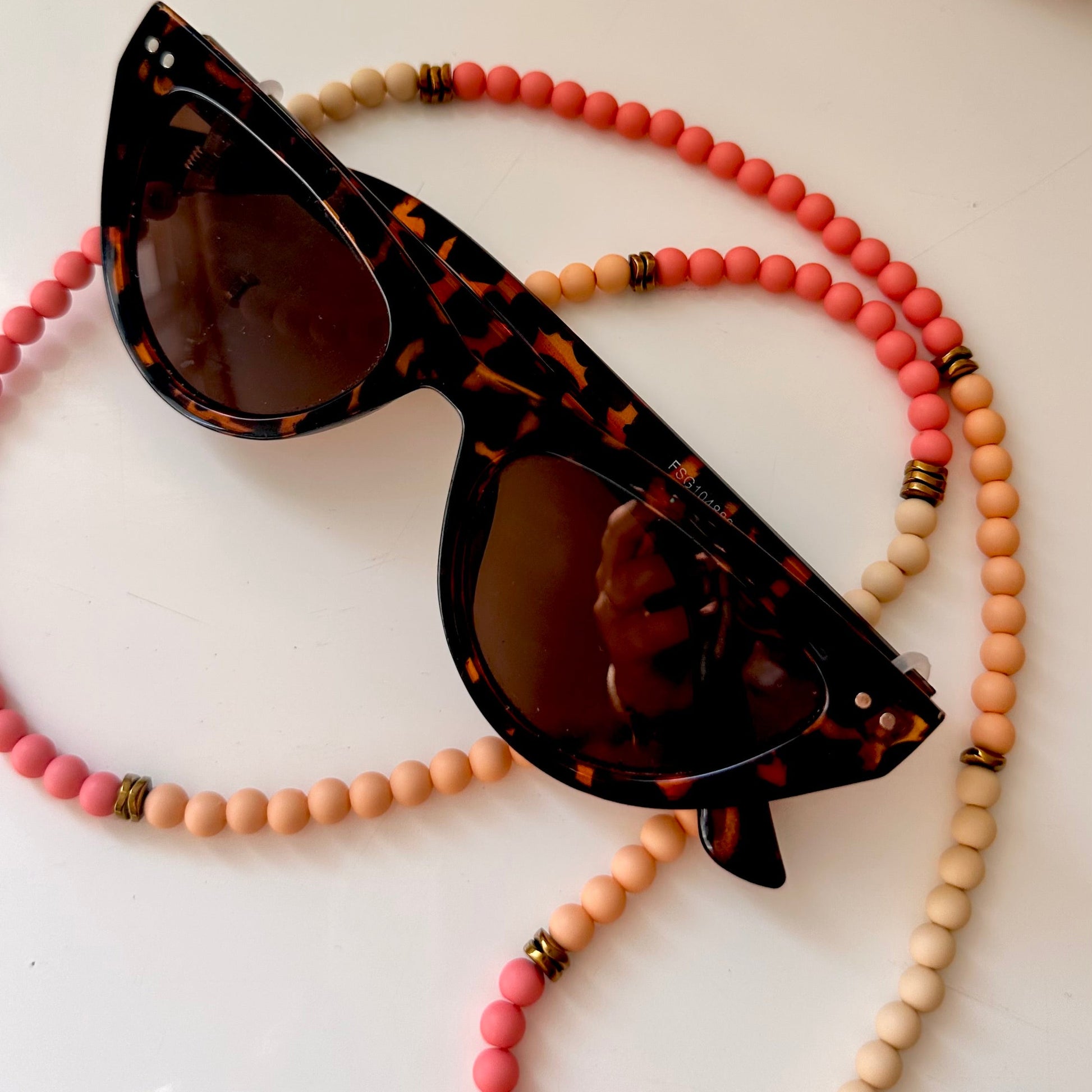 Chaine à lunettes argentée Isis aux perles multicolores - LE PETIT CORDON Chaine à lunettes argentée Isis aux perles multicolores - LE PETIT CORDON