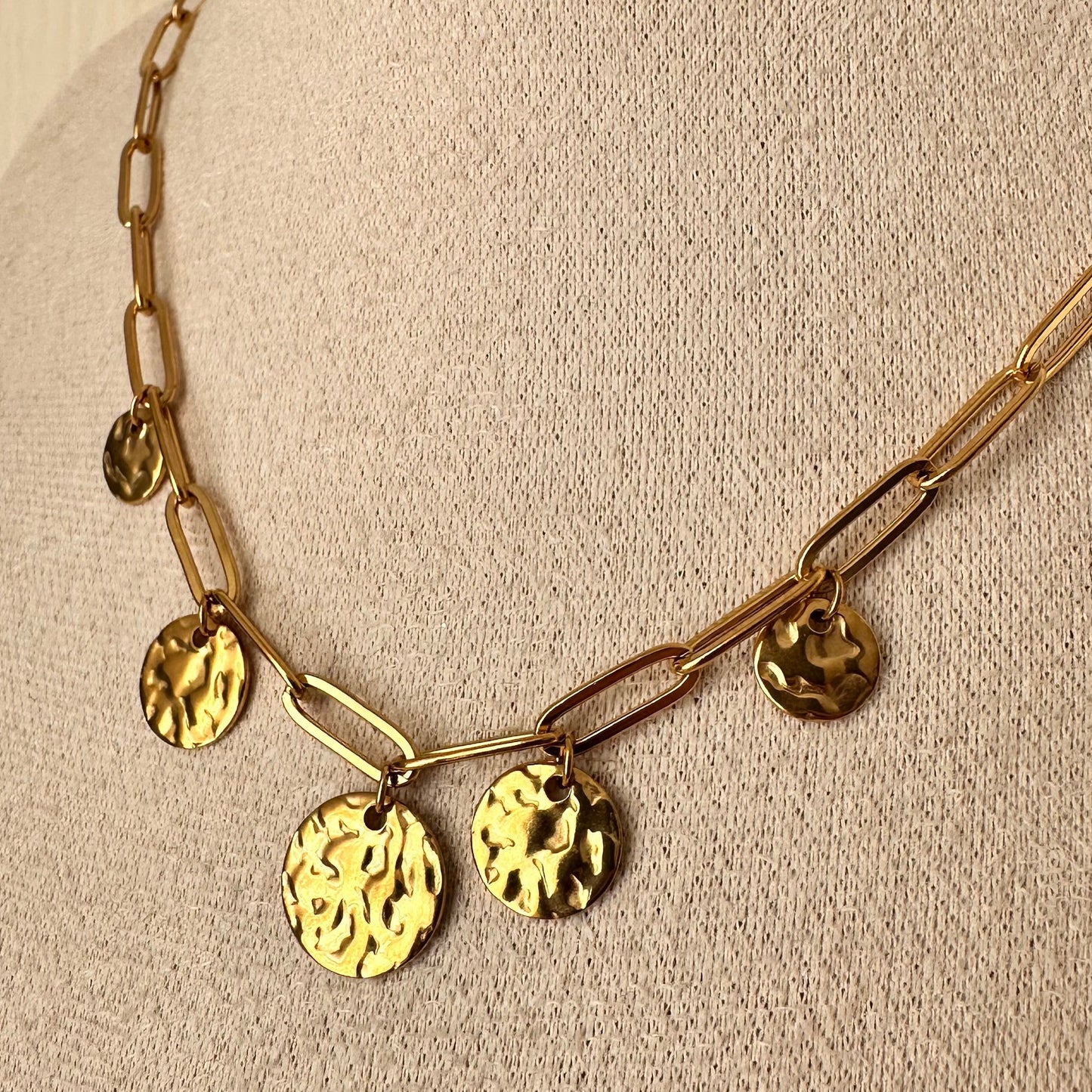 Collier médailles martelées