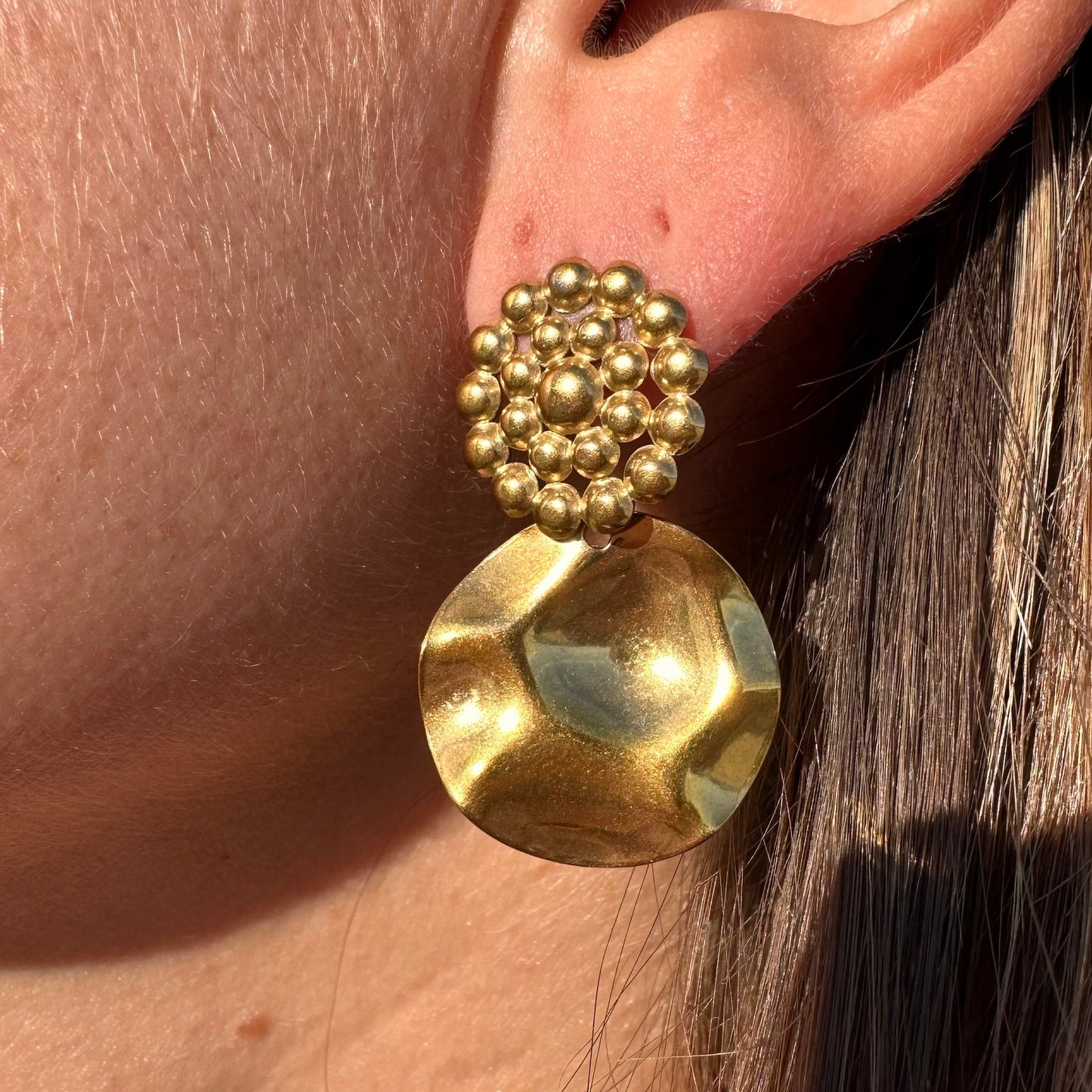 Boucles ondulées attaches dorées