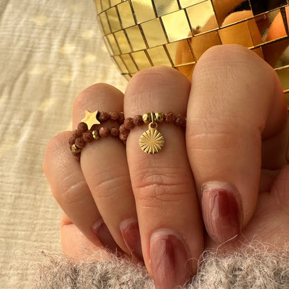 Bague perles et breloque