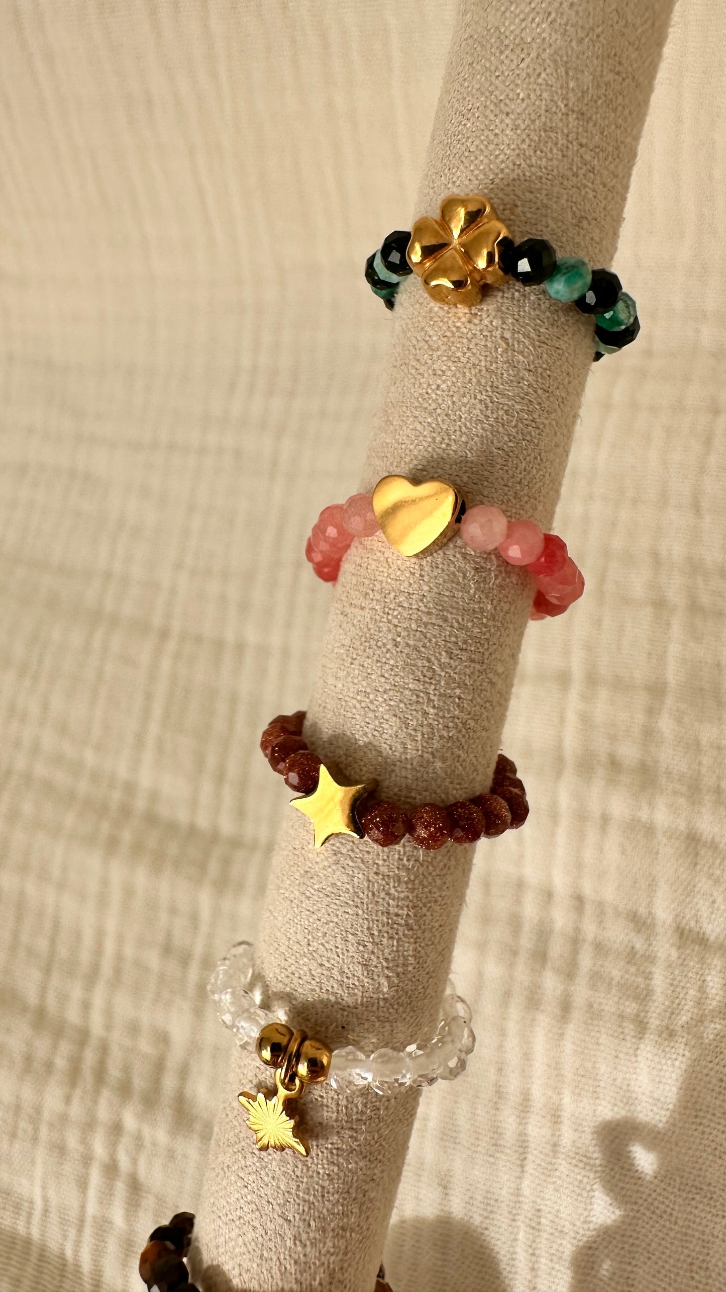 Bague perles et breloque