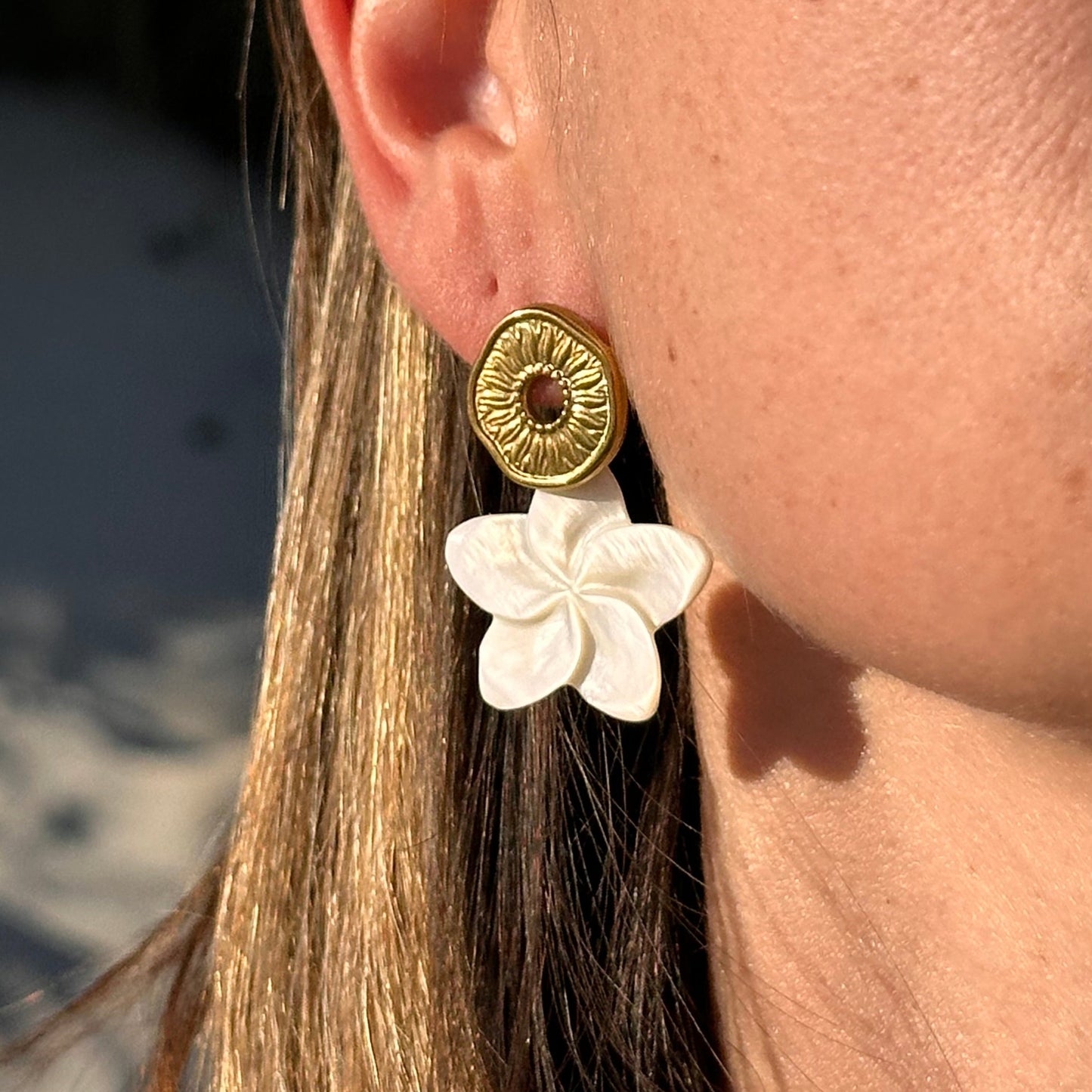 Boucles pendant fleur nacre
