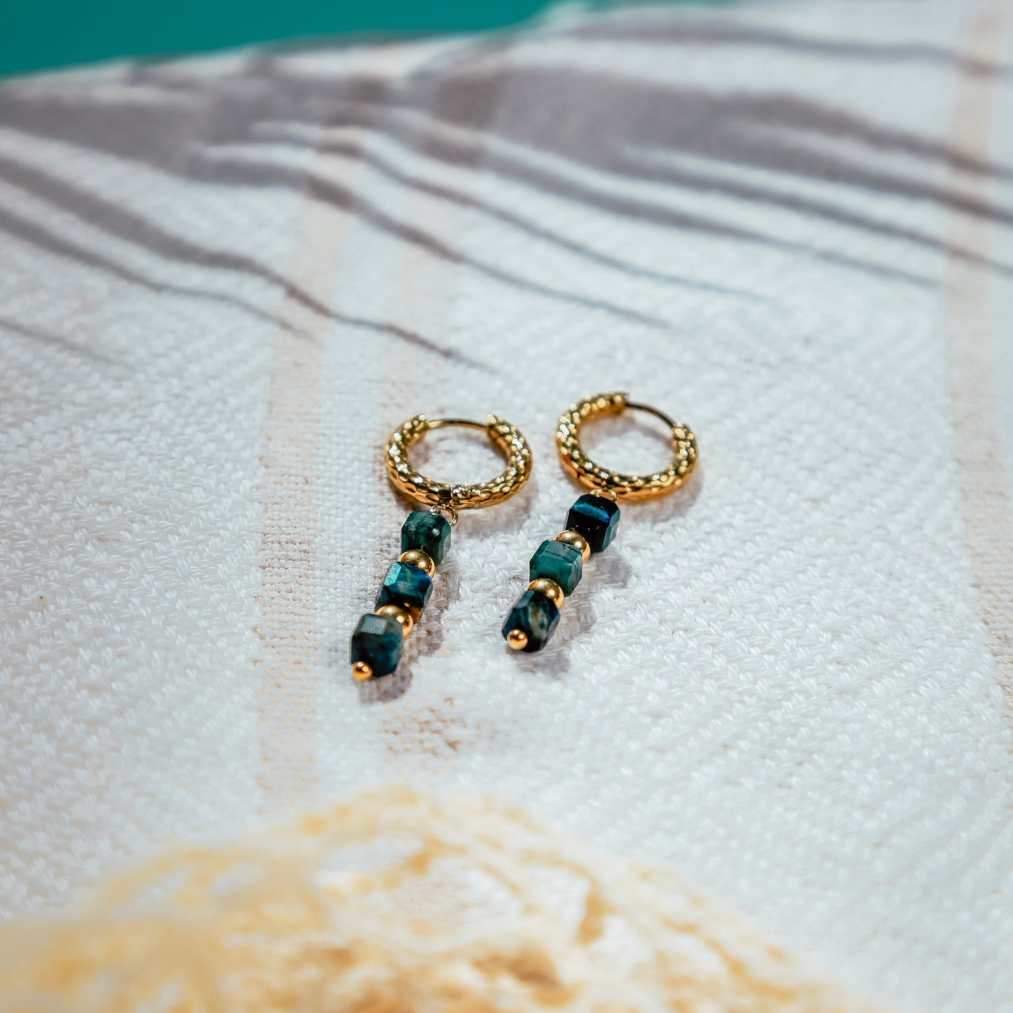 Boucles d'oreilles cube bleu coloré